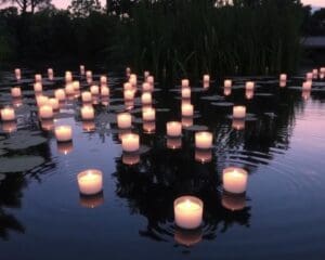 Schwimmkerzen im Teich: Romantische Beleuchtungsideen